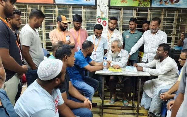 বন্যা দুর্গত অঞ্চলে এবং আশ্রয় কেন্দ্রগুলোতে সার্বক্ষণিক সহযোগিতা নিয়ে পাশে রয়েছে বিবেক